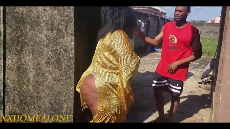 Home Alone: Gros cul contre grosse bite. Combat de voisins, partie 1