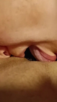 Blowjob sudut pandang dengan menjilat dan menelan pantat