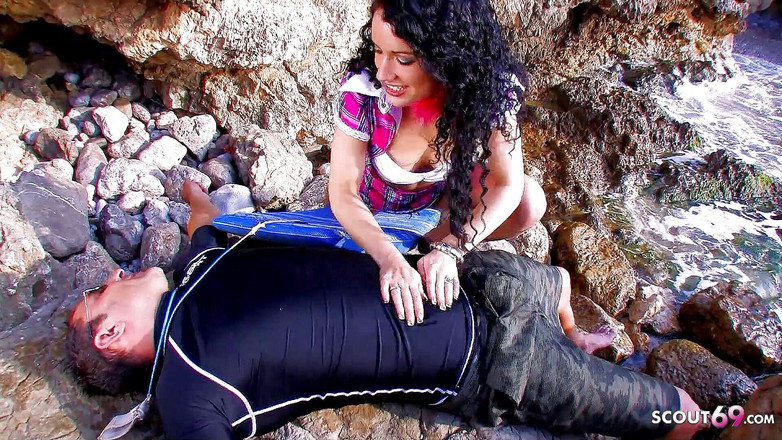 Full porn collection: Üvey baba azgın latin genç Penelope'i plajda götten sikiyor