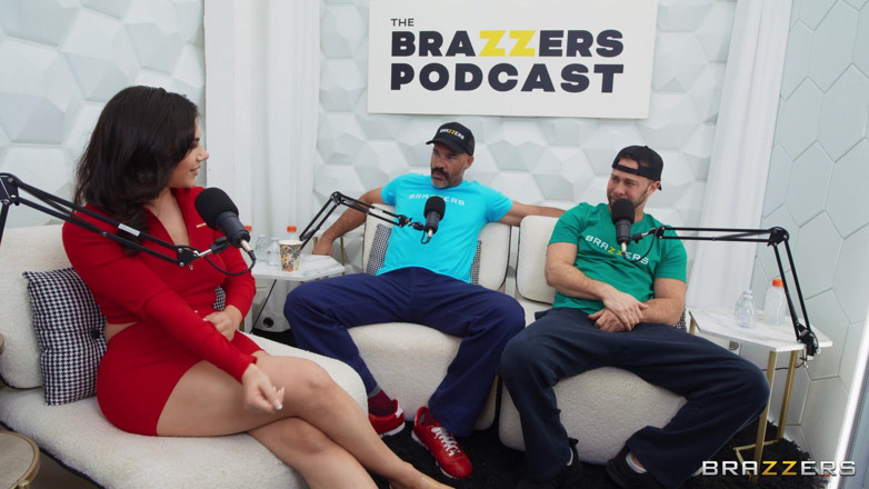 BRAZZERS: Brazzers - Valentina Nappi bere dva ptáky po podcastu
