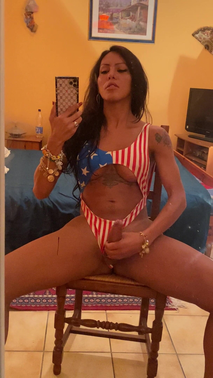 Luciana Foxx: सुंदर ब्राजीलियाई ट्रांसेक्सुअल Luciana Foxx आईने के सामने हस्तमैथुन करती है