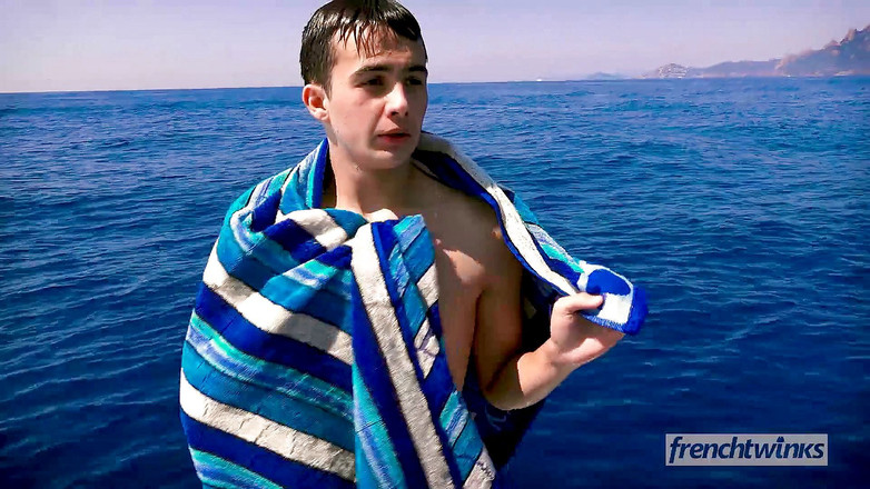 French twinks: Kaptan ve kaptanı teknede genç bir müşteriyi sikiyor