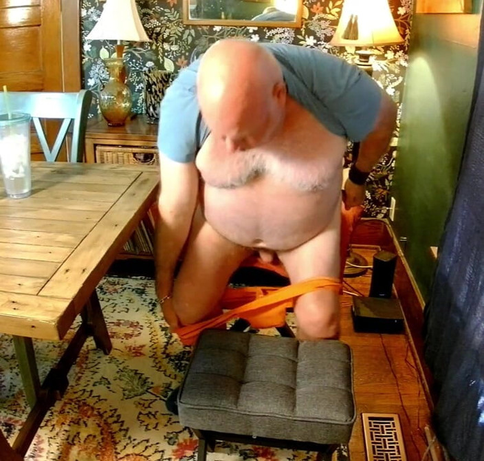beardaddychub: Jerk cepat dalam Orange Jock