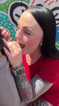 Hotwife lutscht schwanz und wird auf vegas blvd gefickt, um creampie zu bekommen