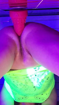Masturbation anale avec un gode dans la salle de bain avec la MILF Lisa Essex