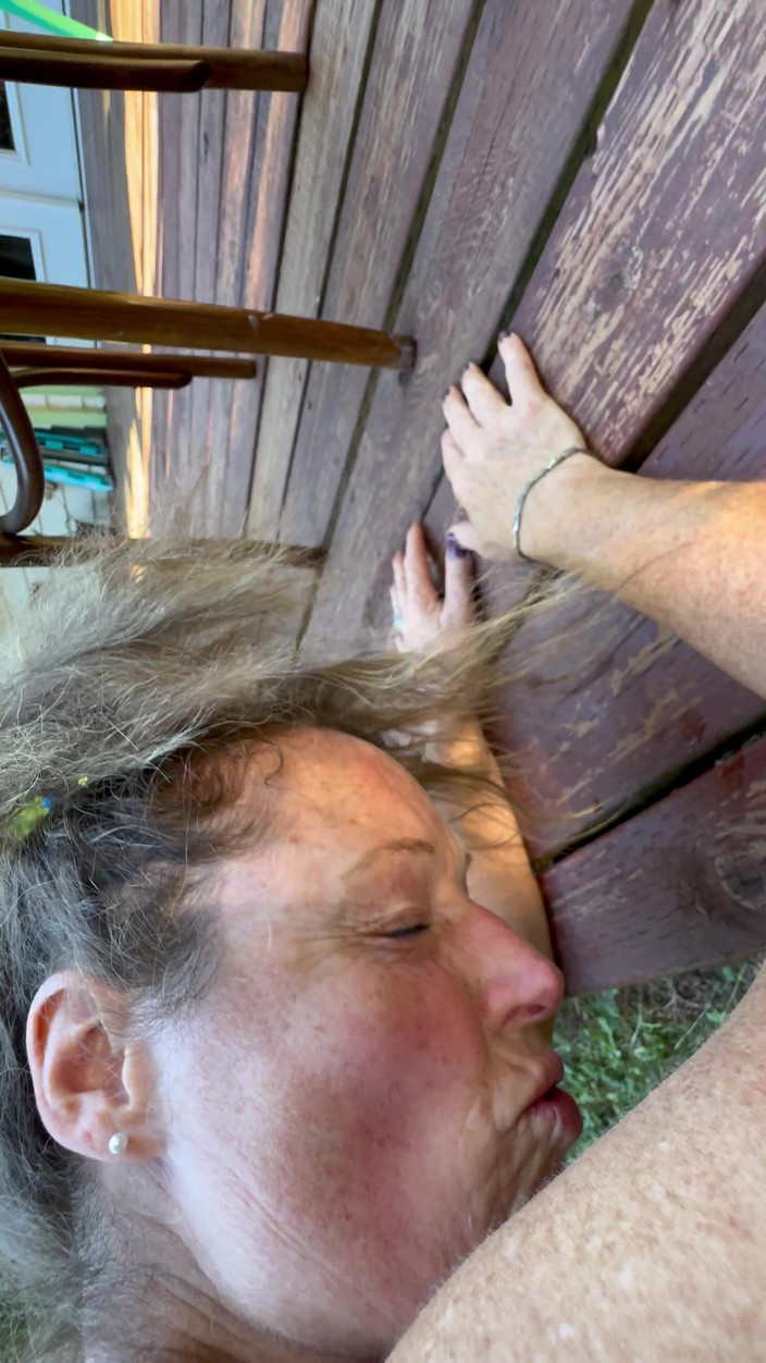 Bonewizzard69: Une femme coquine avec des taches de rousseur se penche...