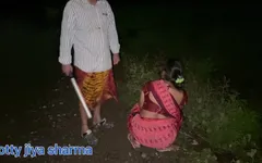 Buitenshuis dorpseksvrouwen geneukt met eigenaar in Hindi duidelijke audio full HD Indische porno seks
