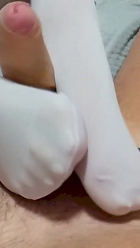 MILF speelt met voeten en lul en neemt een cumshot op panty's POV
