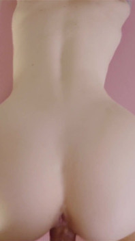 내 변태 룸메이트가 나를 몇 번 알몸으로 잡았고 나를 따먹는 것을 참을 수 없었다