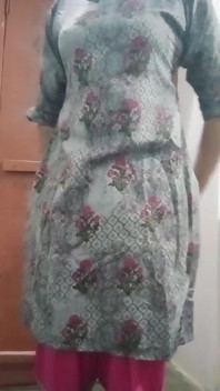 Hintli eşcinsel travesti gaurisissy salwar kurta xxx'te bir ev hanımı gibi görünüyor