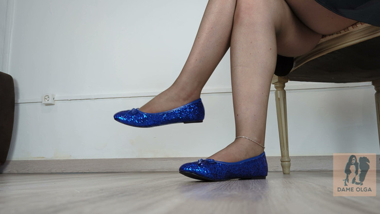 Dame Olga: Shoeplay, shoe dangling &amp; Walking in blue sequin ballet flats (collezione di...