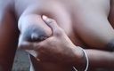 Ebony Sexy Cuties: Al aire libre meando con poder apretando mis tetas retorciendo...