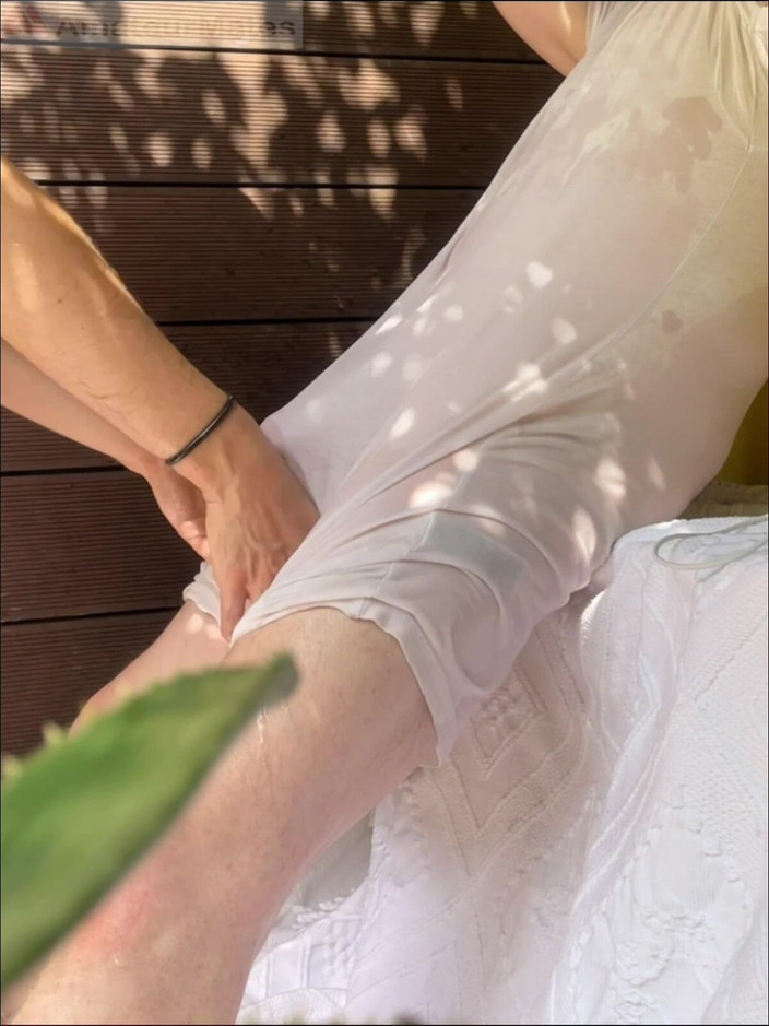 AmateurBoysPissing: Een twink heeft plezier met het besproeien van het witte...