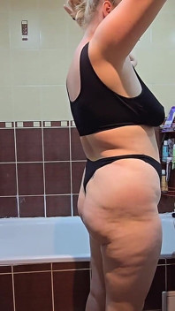 Blond BBW fru har en varm dusch i badrummet