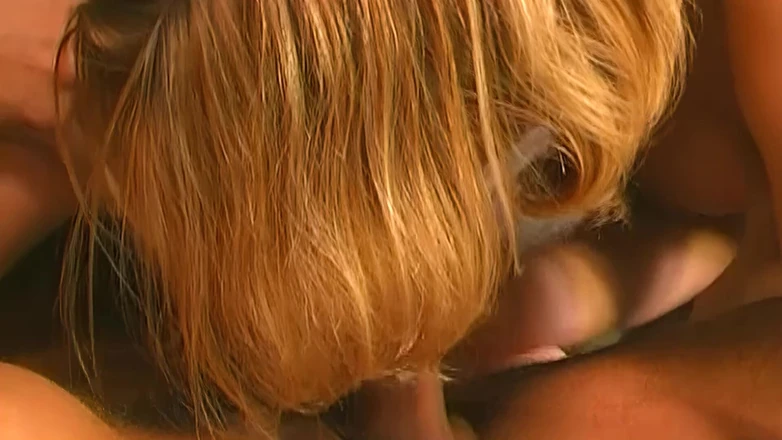 Perv Milfs n Teens: Blonde hotties Cindy en Lussi huisdier, paw en delen een...