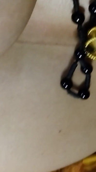Bhabhi memasukkan mainan seks ke dalam pepek dan mengambil jus pepek