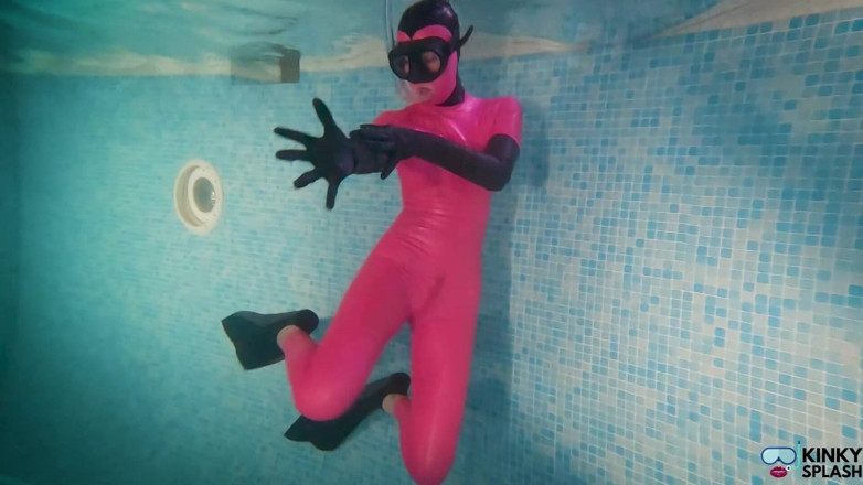 UKCuteGirl Lucy Lauren: Halt latex slampas djupa pool dykning retas