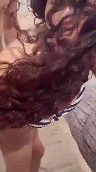 La ragazza mi ha dato la sua figa stretta sulla spiaggia
