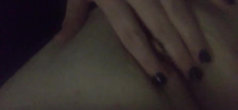 Hunnybrat: Jugando Con Mi Bonito Coño Afeitado