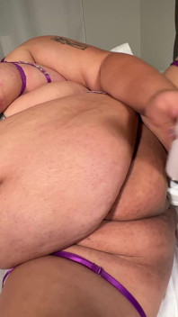 Schätzchen mit riesigem bauch fickt einen großen, dicken, saftigen schwanz