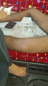 Enquanto tira a soneca, ela aproveita a chance me fez para ela para punheta com oleado