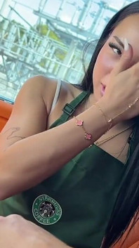 Nastoletni barista Vivienne Vo zostaje zalana przez Teddy Tarantino w Jego Rr