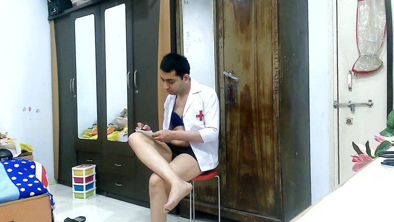 Cute & Nude Crossdresser: Calda sissy travestito femboy sweet Lecca-lecca insegna yoga in uniforme...