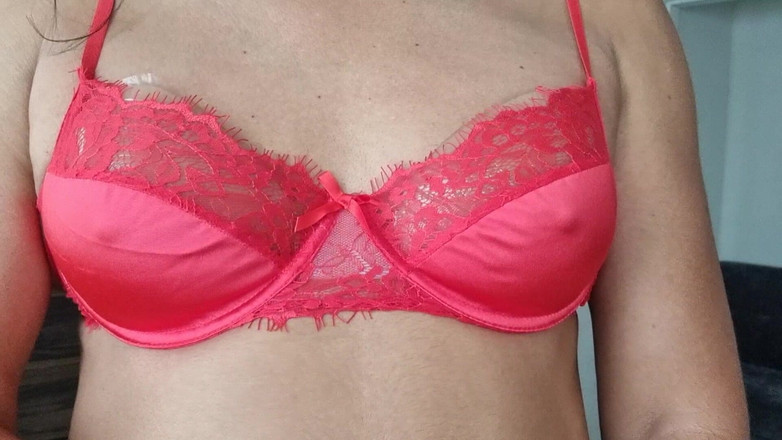 Only bras: Novo sutiã vermelho de cetim e renda