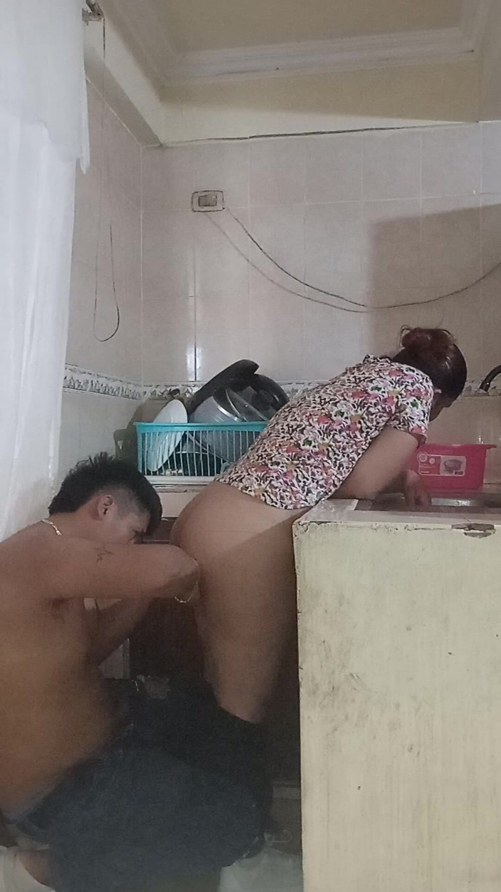 Eatrella j: Na cozinha, fodendo a governanta.