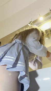 Fată blondă minionă super sexy studentă își expune pizda umedă și cărnoasă sub fusta ei scurtă