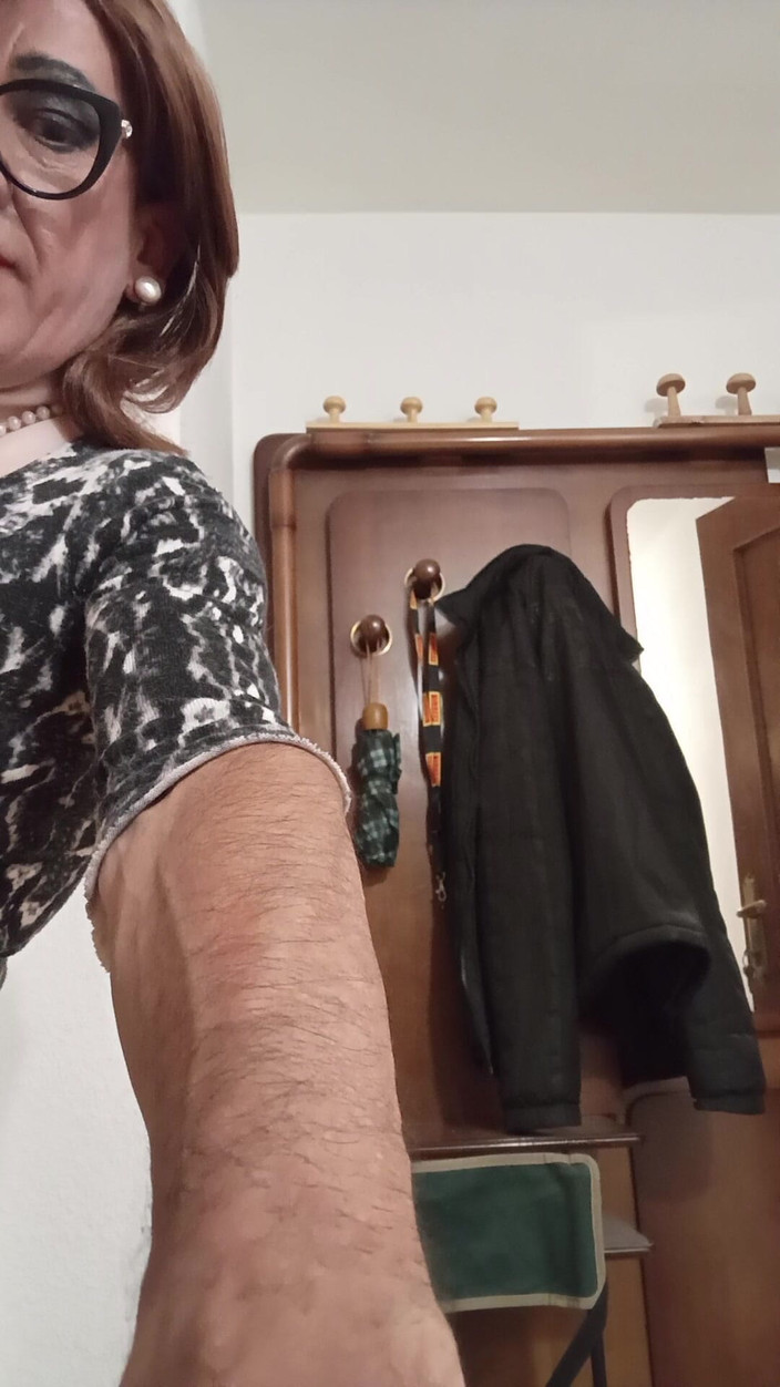 Yusti: 鏡の前で着替え