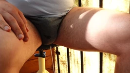 Orina desesperada en ropa interior al aire libre