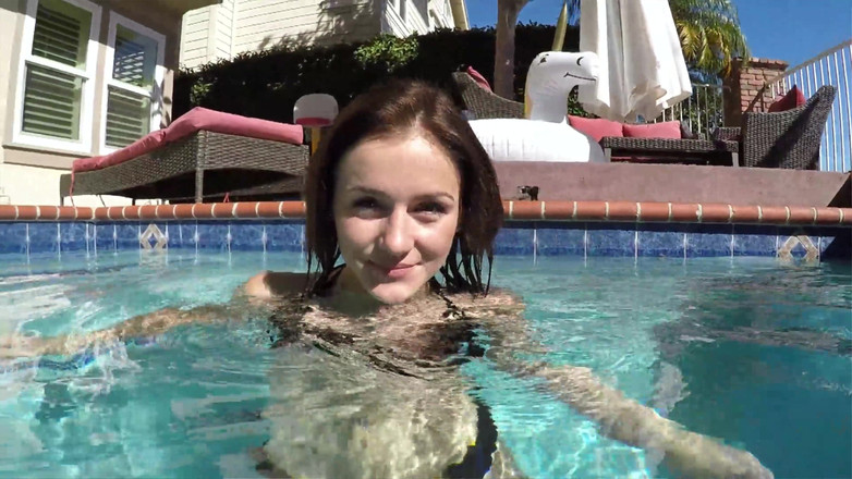 Chica Suicida DVD: Rosalyn Sphinx gémit plus fort à chaque poussée en éjaculant sur sa...