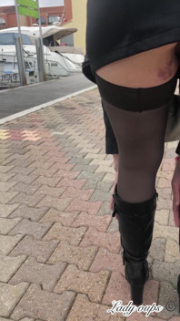 Mini Jupe En Cuir Sans Culotte Et Exhibition En Public