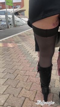 Mini Jupe En Cuir Sans Culotte Et Exhibition En Public