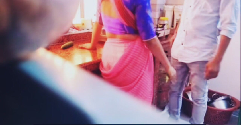 Teensex: Surprise dans la cuisine pour une bhabhi sexy.