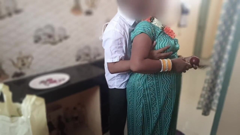 Telugu-fuckers: India madrastra follada en la cocina, la follé para sorprender...