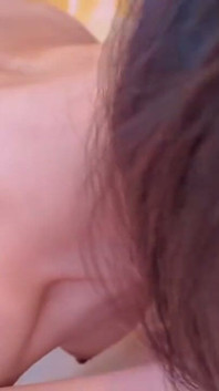 Pequena beleza fofa oprimida por uma experiência ousada levando a um momento de gozada interna intensa e imbatível