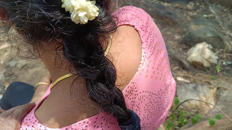 Palani69: धोखेबाज पत्नी अपने पति के दोस्त के साथ आउटडोर चुदाई का मजा ले रही है - भाग 2