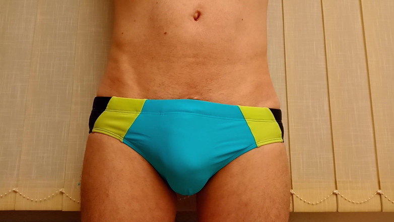 TheOldBigThing: Une bosse qui grossit jouit dans speedos