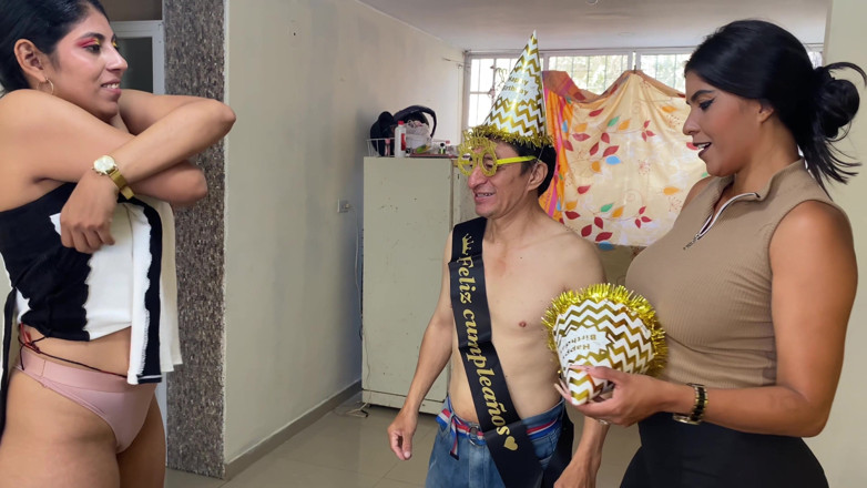 Lady: Duas jovens fofas comemoram o aniversário do papai, sexo a...
