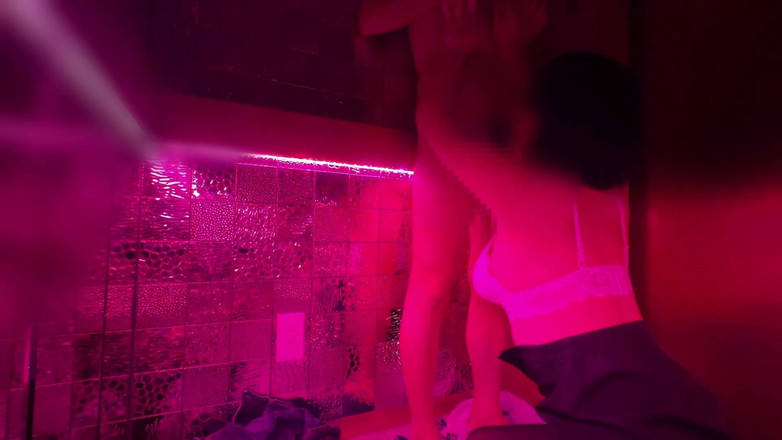 marutahub: Asansör seksi. Tatilde ofis binası. Bir adam ve bir kadın...