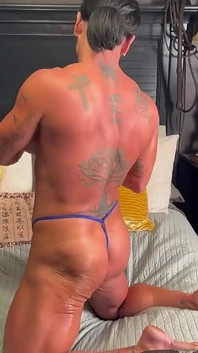 Cj를 위해 가장 좋아하는 하드 플렉스를 하는 Kandylegs