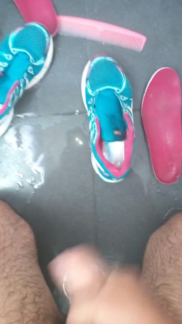 Sneakerfetish_BR: Turnschuhe ficken Asics im badezimmer