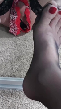 Femboy dani trong đôi tất đen toe rõ ràng tinh tế và giày cao gót