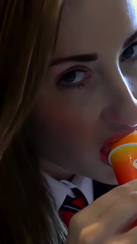 Ice Suck menampilkan Sophia Smith