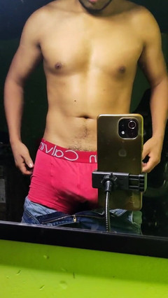 Hornyboy2058: Eu envio a ele uma foto de uma deliciosa bunda...