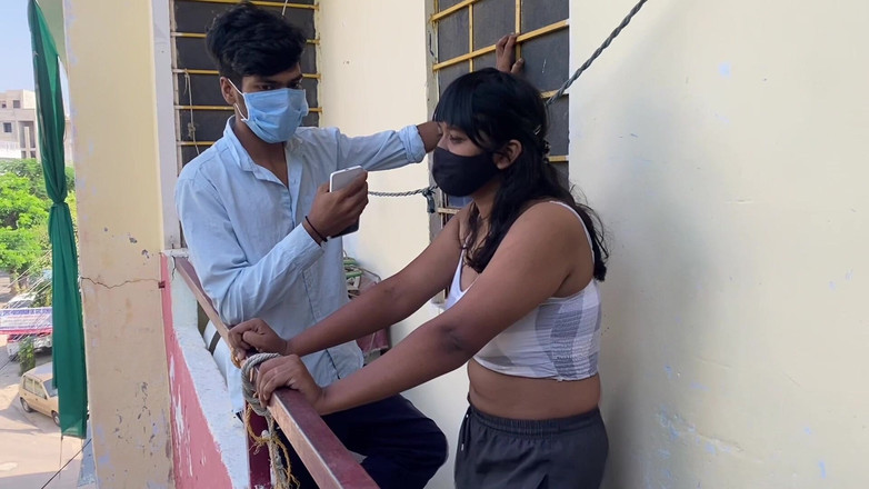 Indian Teen Girl's: Abang tiri dan adik tiri lagi mesra-mesraan di luar ruangan!