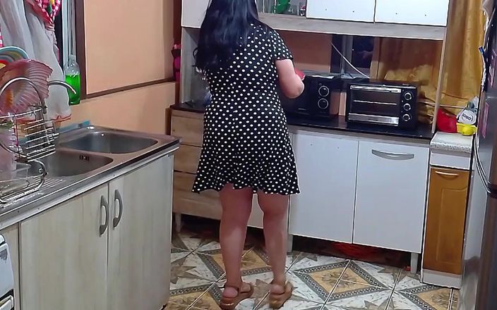 BBW Kelly Mom: Scenă de film între vase și tigăi futând în bucătărie