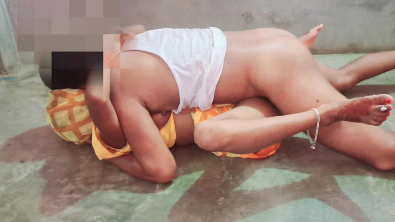 Trilokinath: Tannu Bhabhi traindo com marido e fodendo seu namorado